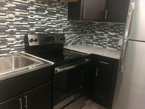 Building Photo - *** Beautiful & Updated Apartment in Mt. Washington * 1 Block to Grandview Ave * Pet Friendly * A...