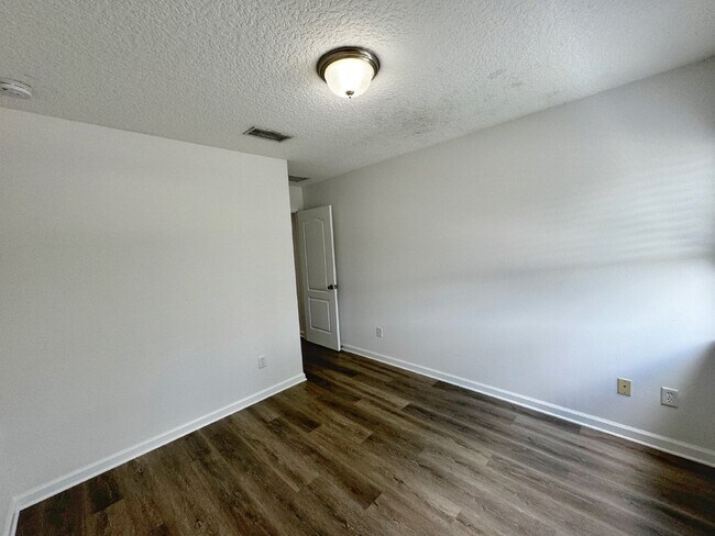 Building Photo - 3BR/2.5BA Paloma Townhome. Bright & Comfortable!