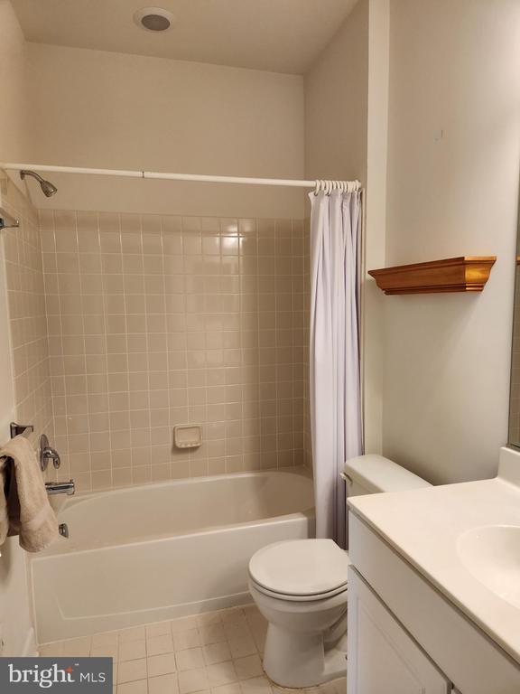 Building Photo - 20667 Golden Ridge Dr