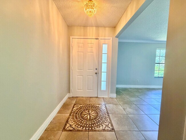 Building Photo - Spacious Home with Large Yard and Central Location! Close to Major Shopping and Dining!