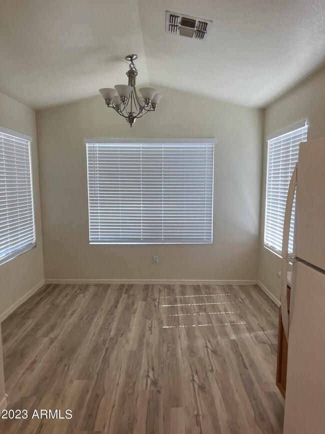 Building Photo - 1744 E Robin Ln