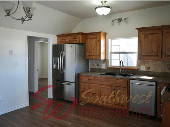 Building Photo - Good looking 3 bedroom 2 bath with huge yard!