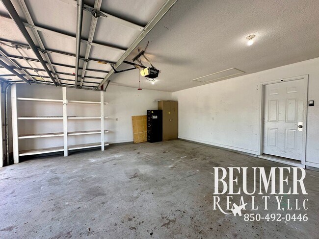 Building Photo - Home nestled in in W. Pensacola minutes fr...