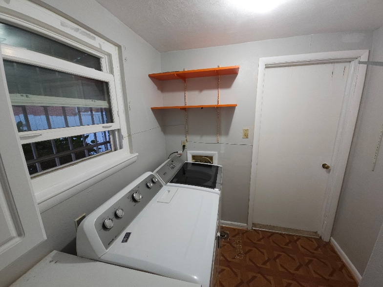 Building Photo - 1612 Kingsway Rd