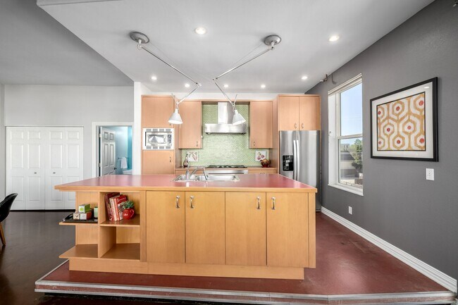 Building Photo - One bedroom, two bath corner unit in Baker with two balconies