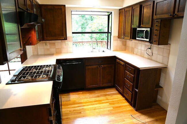 Building Photo - 4 bed 3 bath home, Lease through June 2026