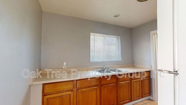 Building Photo - 6621 Bancroft Ave