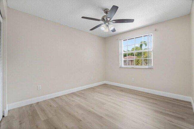 Building Photo - 10425 Buena Ventura Dr
