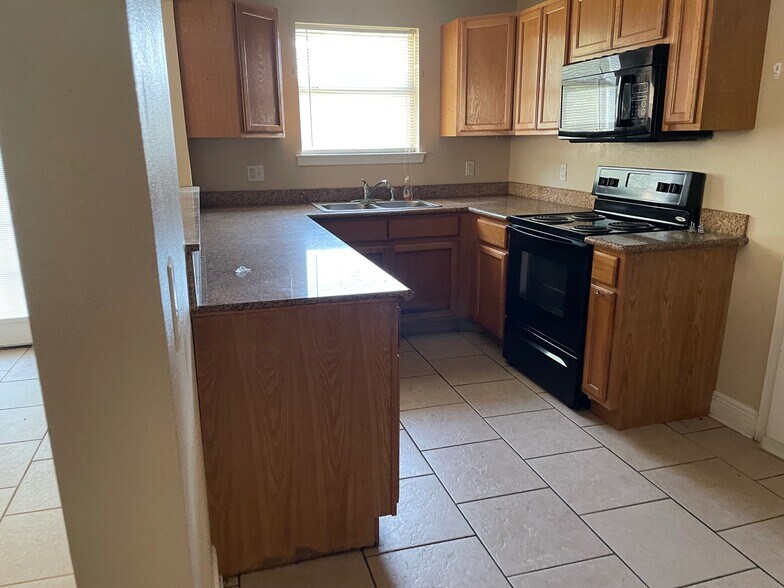 Building Photo - 8520 Benjamin Dr
