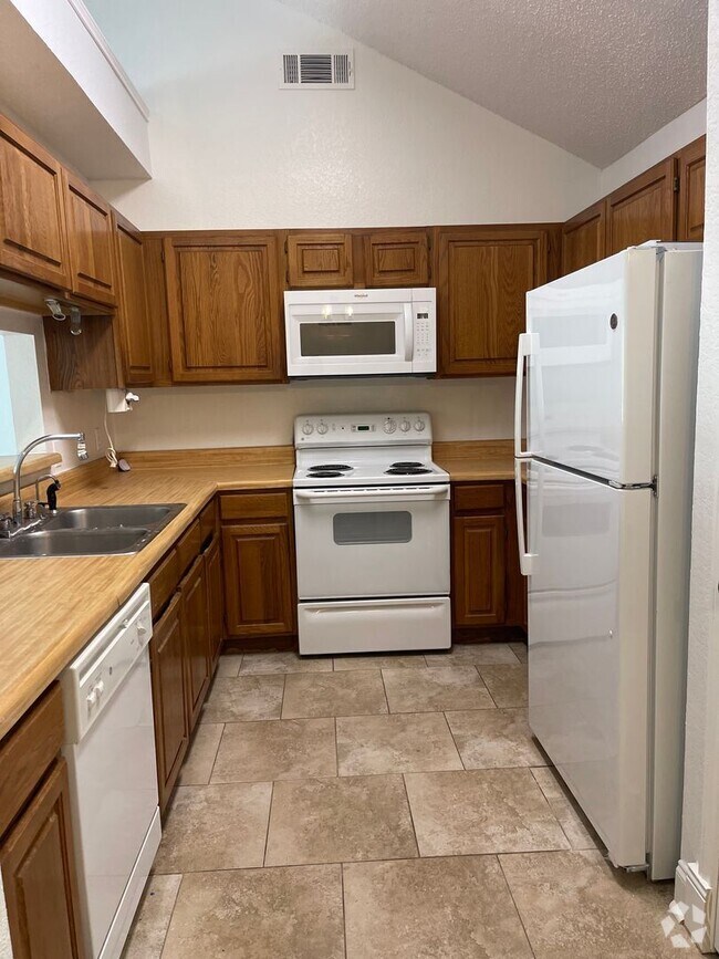 Building Photo - Fully remodeled 3 bed 2 bath 2 car garage ...