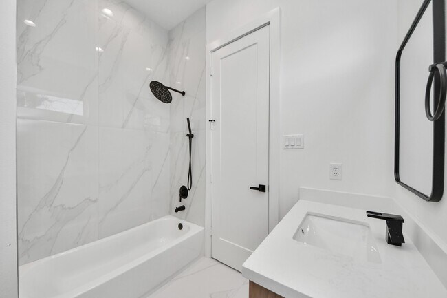 Building Photo - 3407 Hutchins St