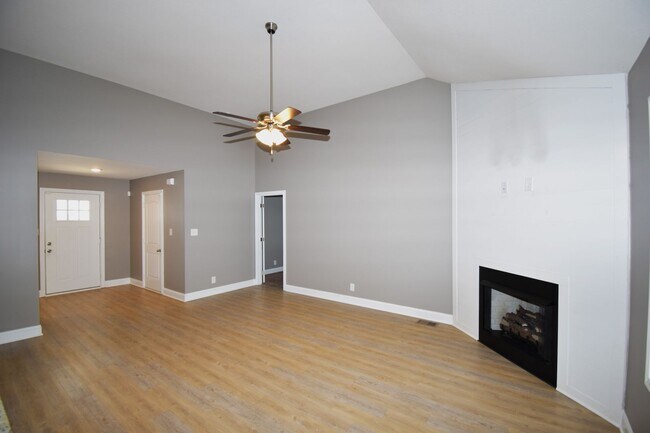 Building Photo - 3 Bedroom Pet Friendly Home For Rent in Chalet Hills!