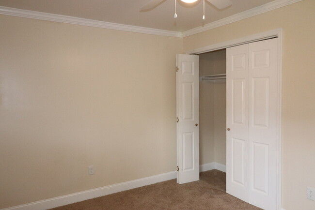 Building Photo - Honey Ridge Villas