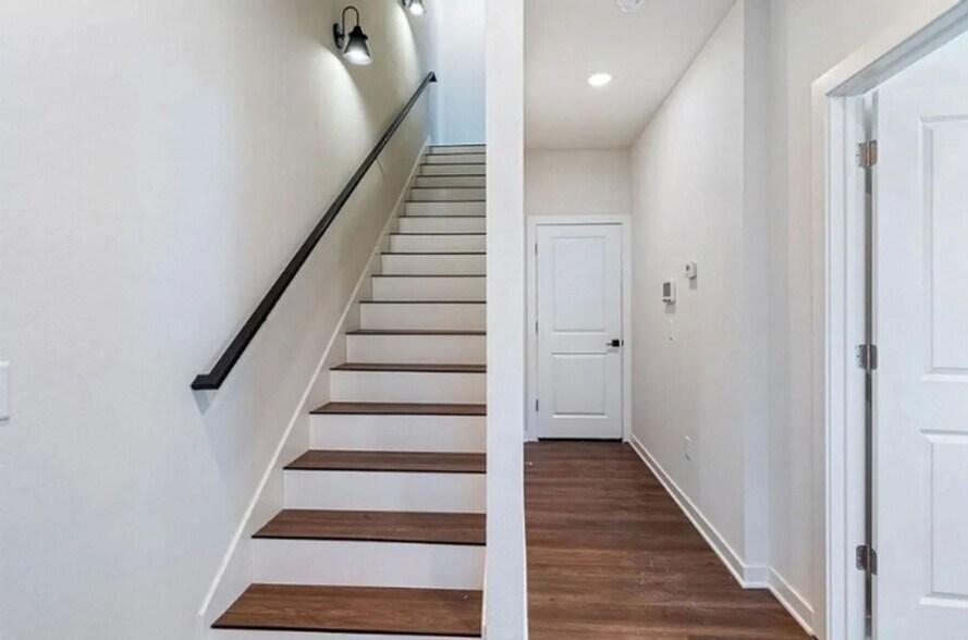 Building Photo - 605 Whitham Ave