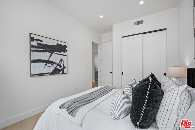 Building Photo - 3626 E 1st St