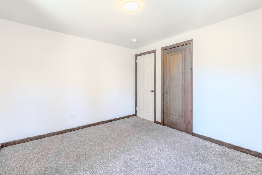 Building Photo - 825 5th Ave