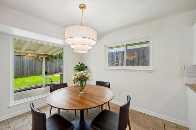 Building Photo - 2717 Charlesworth Dr