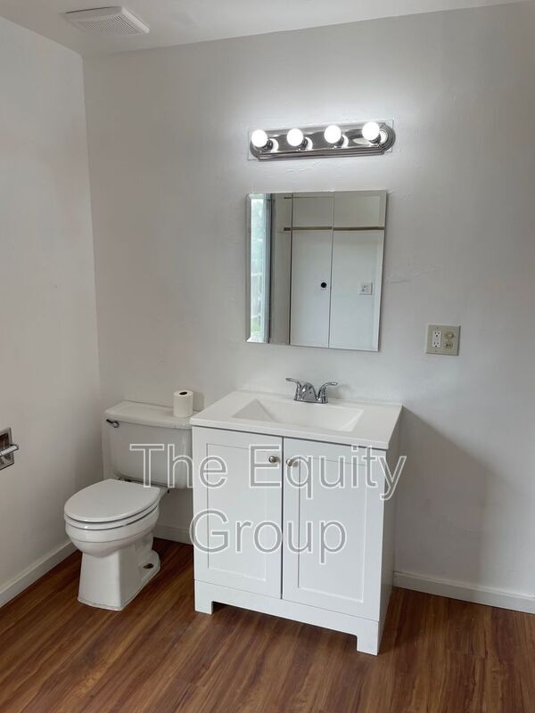 Building Photo - 856 W Chestnut St