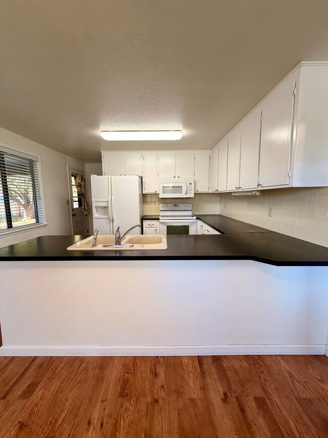 Building Photo - Amazing 3bed/2 bath with finished basement.