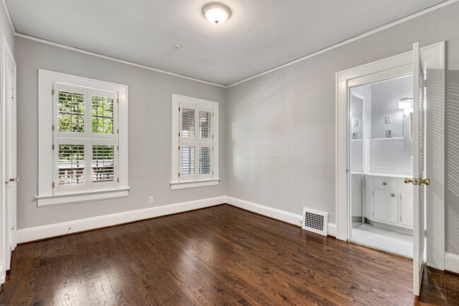 Building Photo - 666 Yorkshire Rd NE