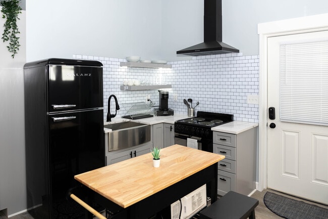 Building Photo - Unit B