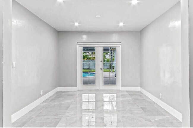 Building Photo - 4811 Hayes St