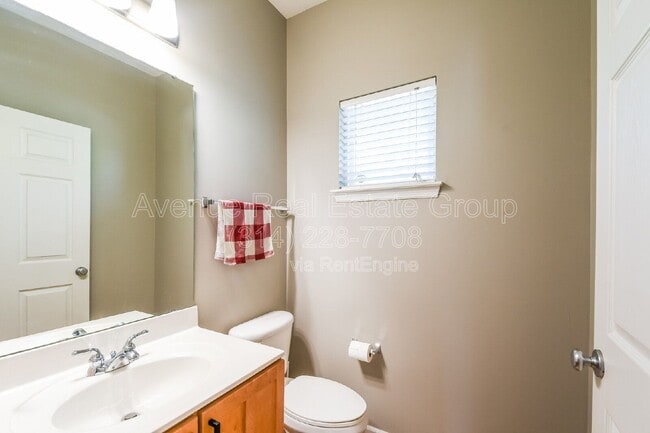 Building Photo - 404 N Sarah St