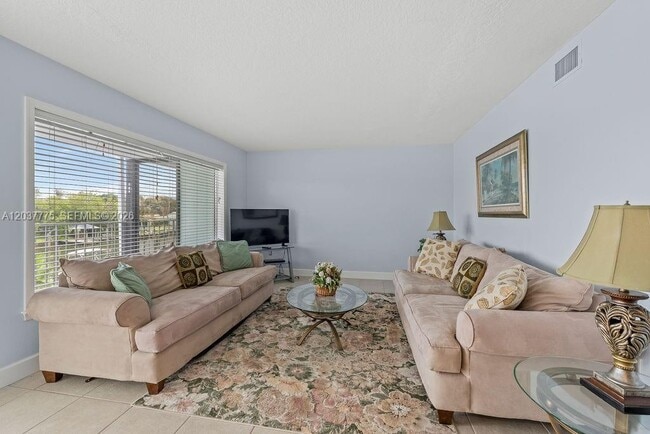 Building Photo - 23 Royal Palm Pl