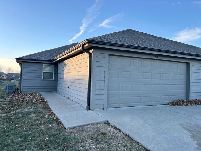 Building Photo - Single Level 2 Bed 2 Car Attached Villa in Blue Springs