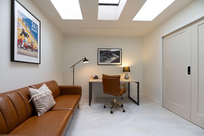 Building Photo - 179 Gran Via