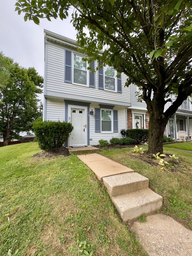Building Photo - Charming 2 Bedroom/1.5 Bathroom End-Row To...