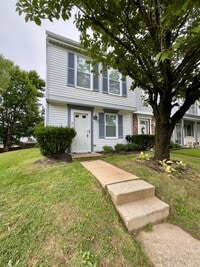 Building Photo - Charming 2 Bedroom/1.5 Bathroom End-Row To...