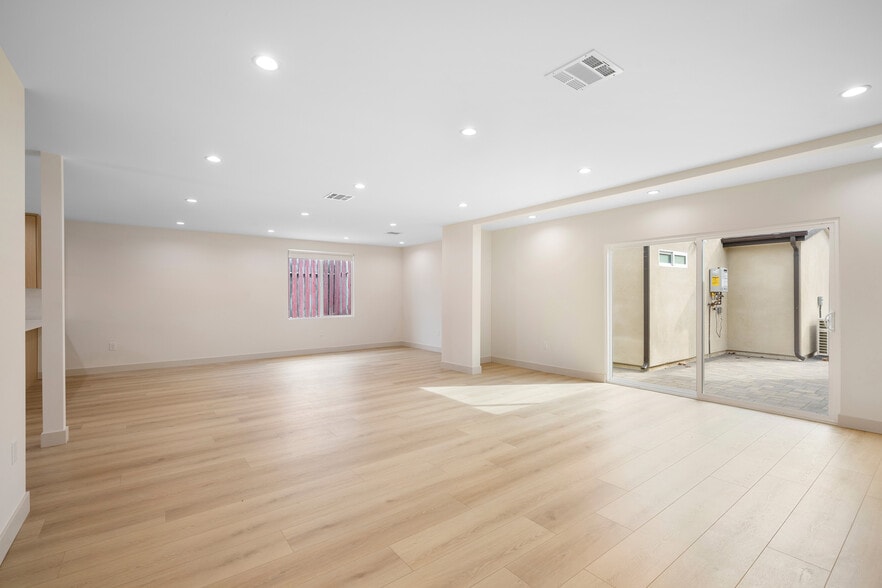 Building Photo - 918 University Ave