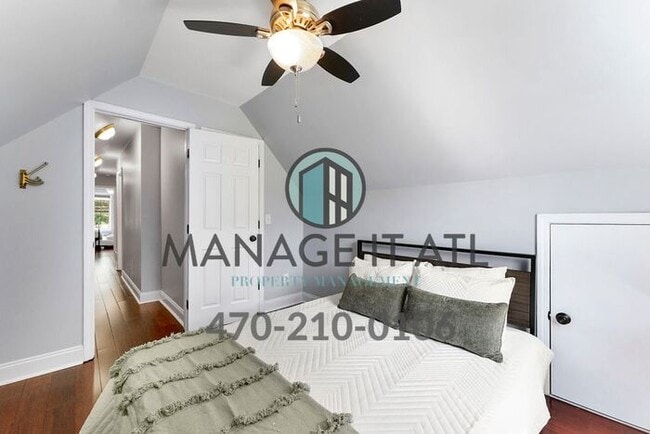 Building Photo - Cozy 3 bedroom house located one block from the Beltline!
