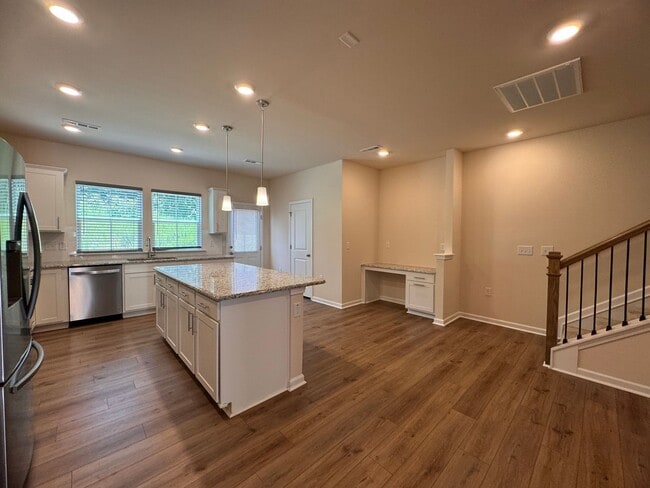 Building Photo - 3BR 2.5BA Townhome