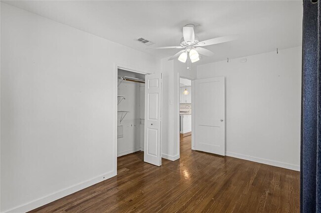 Building Photo - 713 E 45th St