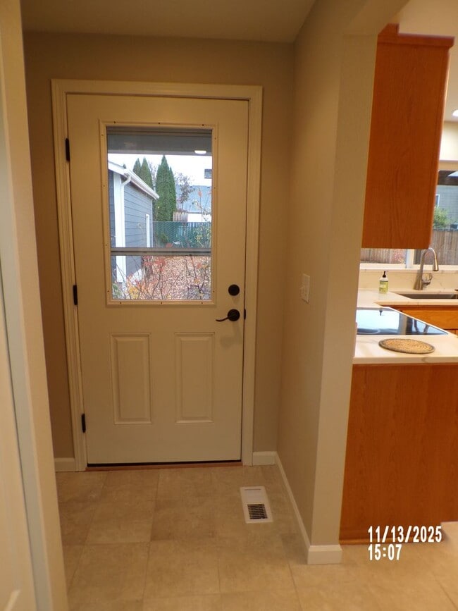 Building Photo - Charming house close to parks