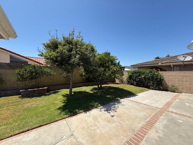 Building Photo - Costal Living - Pride of Ownership Neighbo...