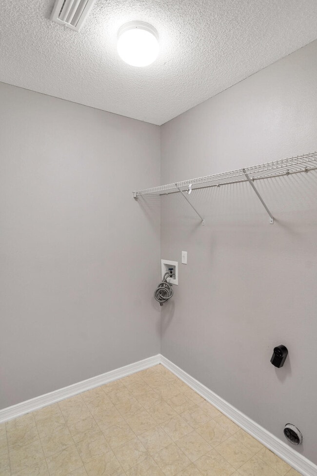 Building Photo - 2427 Tumbleweed Dr