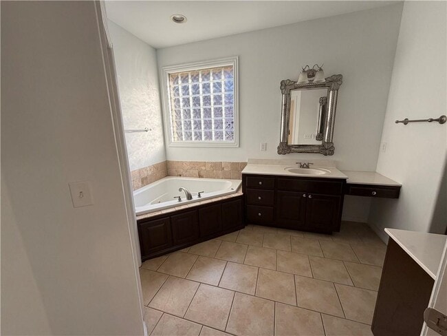 Building Photo - 4604 SW Swinton Dr