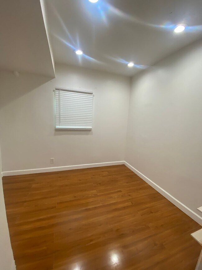 Building Photo - Large house with ample parking, located in Victoria Park, close to US 1 and Broward Blvd.