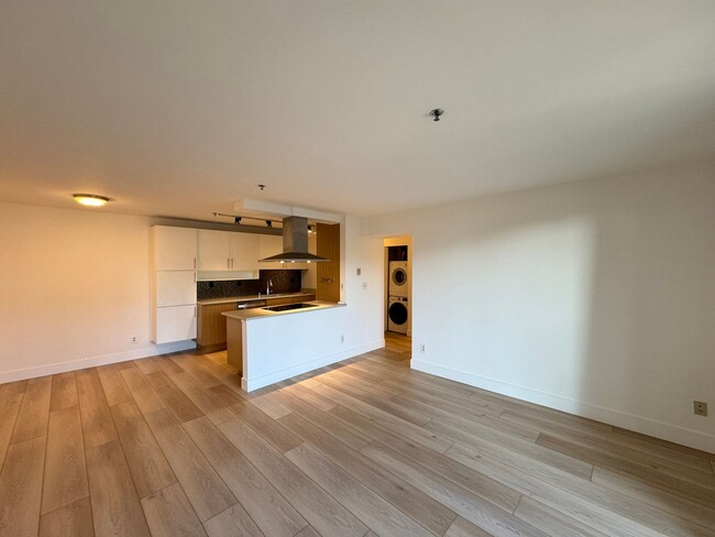 Building Photo - Stunning 1b1b condo in Queen Anne