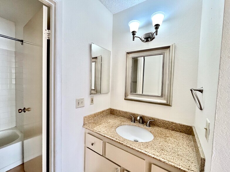Building Photo - 4747 Nara Vista Way