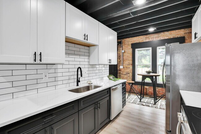 Building Photo - 1010 Bruck St