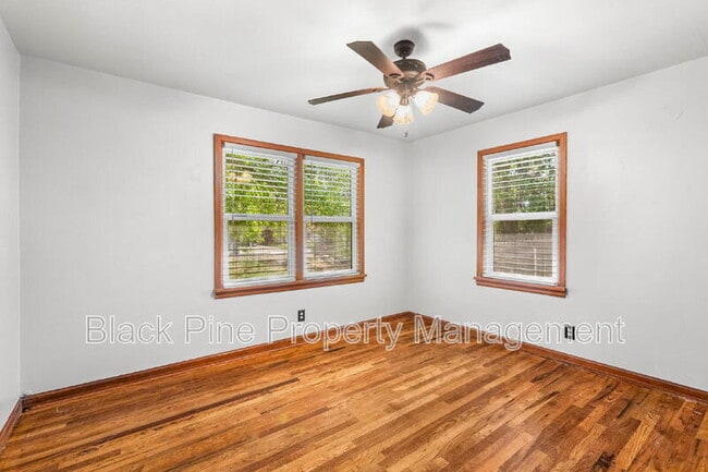 Building Photo - 910 W Orchard Ave