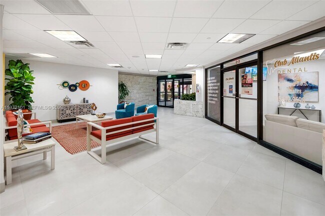 Building Photo - 2555 Collins Ave