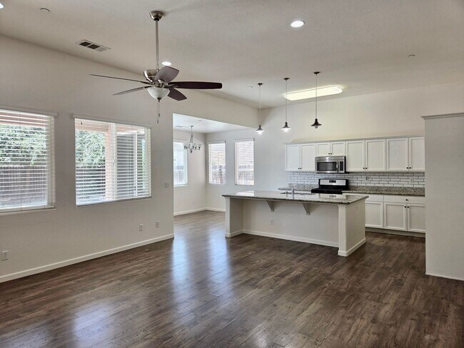 Building Photo - $2,400 Barstow & Leonard, 3 Bed- 2 Full Ba...