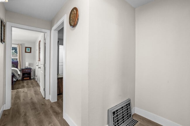 Building Photo - 80 Loma Vista Way