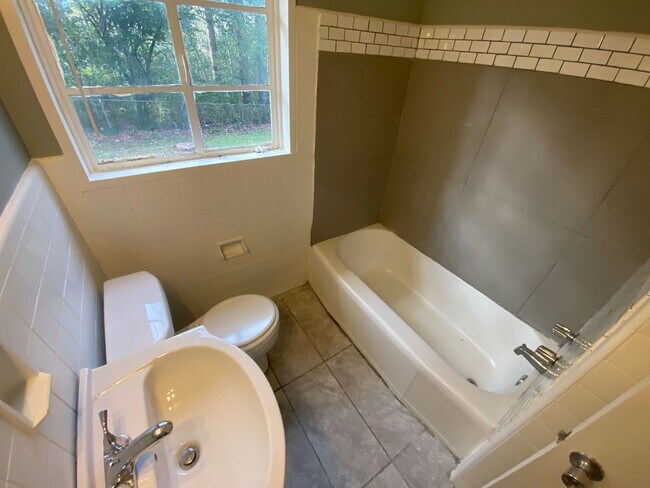 Building Photo - October Special!! Reduced Rent! Move In special- First Months Rent Free! Terms Apply! Call Today~