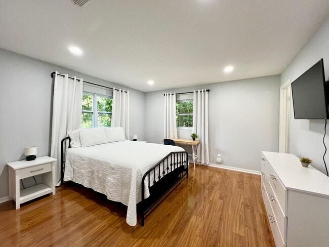 Building Photo - Beautiful 4/2 in Lakewood Estates